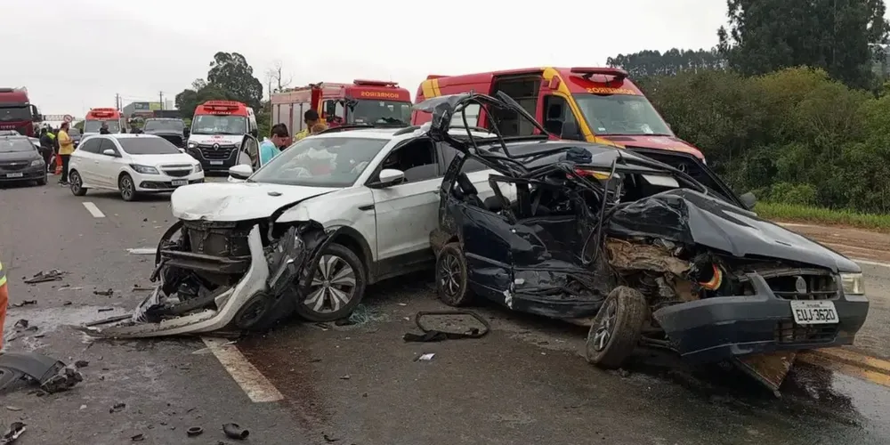 Um acidente envolvendo nove veículos na BR-277, em Palmeira, provocou a interdição total da rodovia