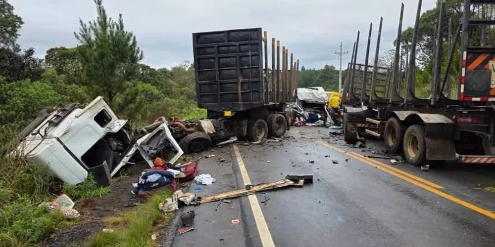A ocorrência foi registrada às 8h20 e deixou os motoristas das duas carretas gravemente feridos