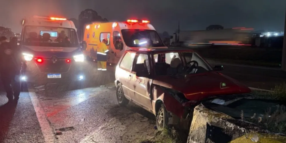 Funcionários da concessionária que administra a rodovia também estiveram no local e realizaram a orientação do trânsito