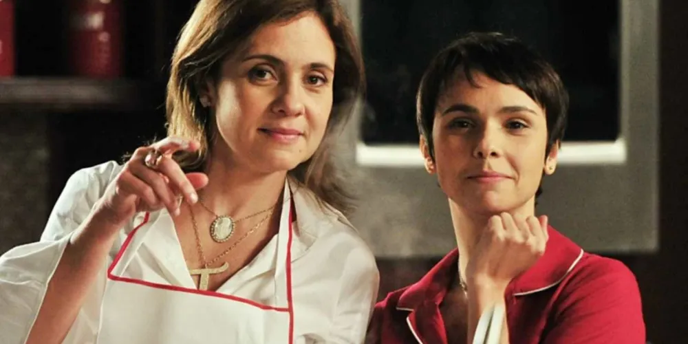 Adriana Esteves e Debora Falabella como Carminha e Nina em Avenida Brasil