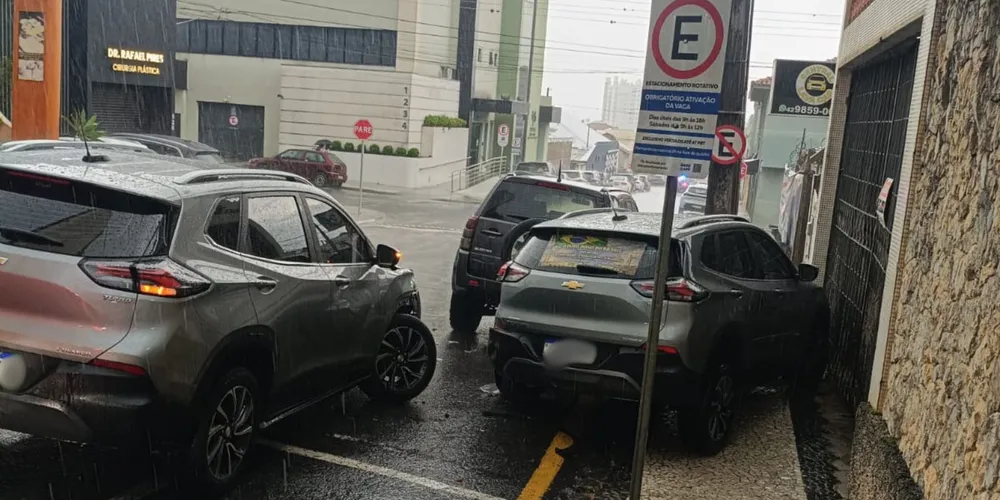 Motorista relata mal súbito antes de atingir dois carros estacionados
