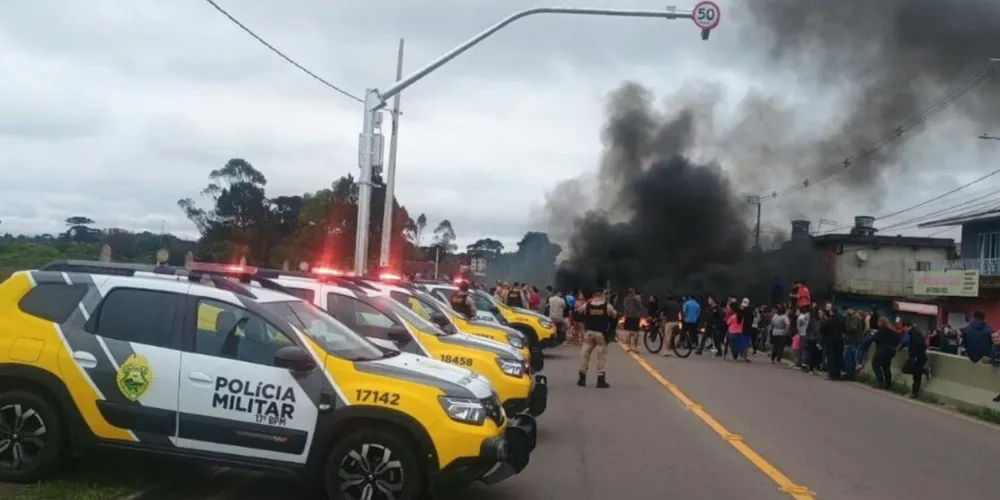 Moradores realizam protesto em São José dos Pinhais após alagamentos causados pelas chuvas