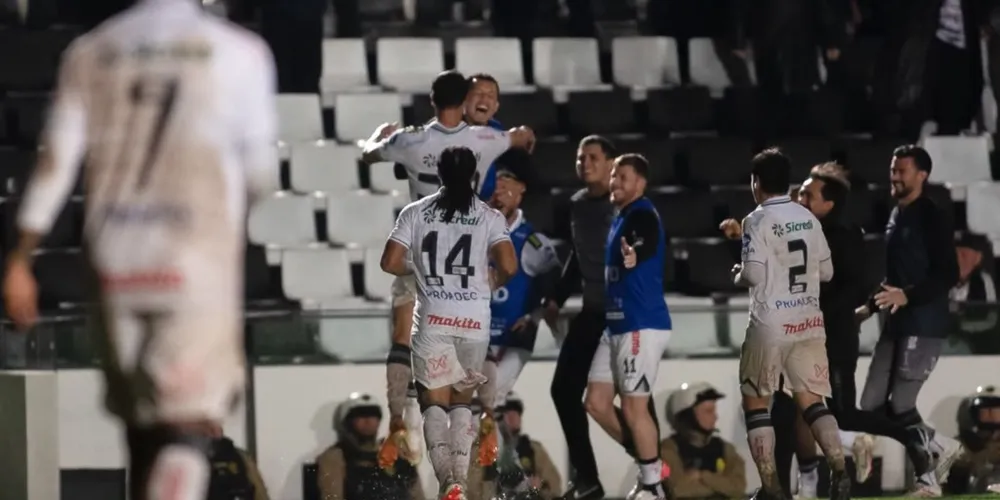 Fantasma aproveita expulsão precoce, vence por 3 a 0 e espanta má fase como mandante