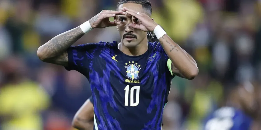 Raphinha comemora gol de empate da Seleção contra a Austrália