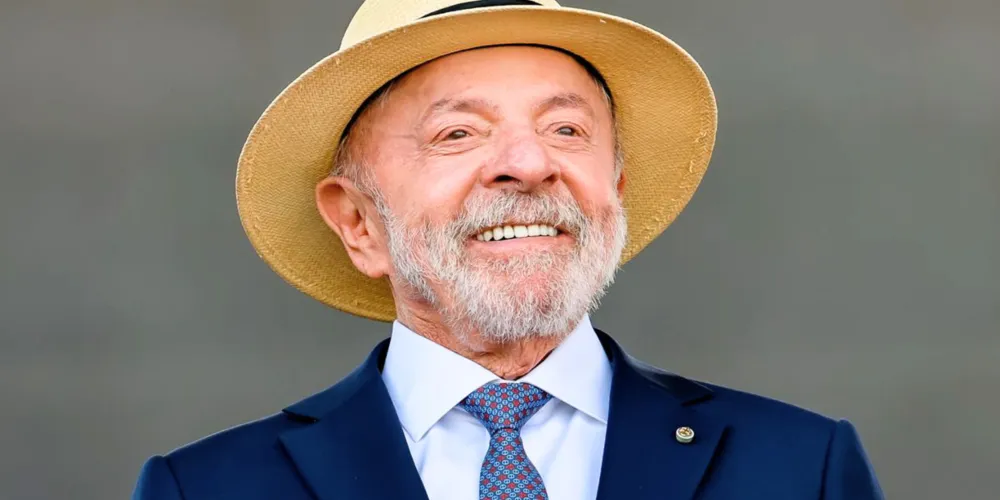 Acompanhado de aliados, o chefe do Executivo assistiu à transmissão da votação em uma tela de televisão e celebrou com aplausos e abraços no momento em que o resultado do painel foi anunciado no plenário