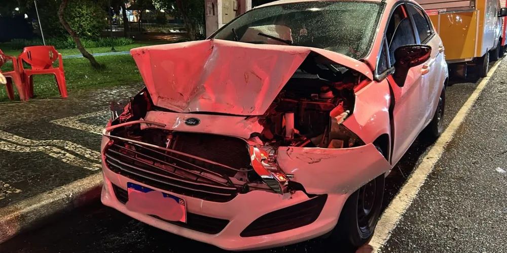 Apesar dos fortes danos no automóvel, ninguém se feriu gravemente