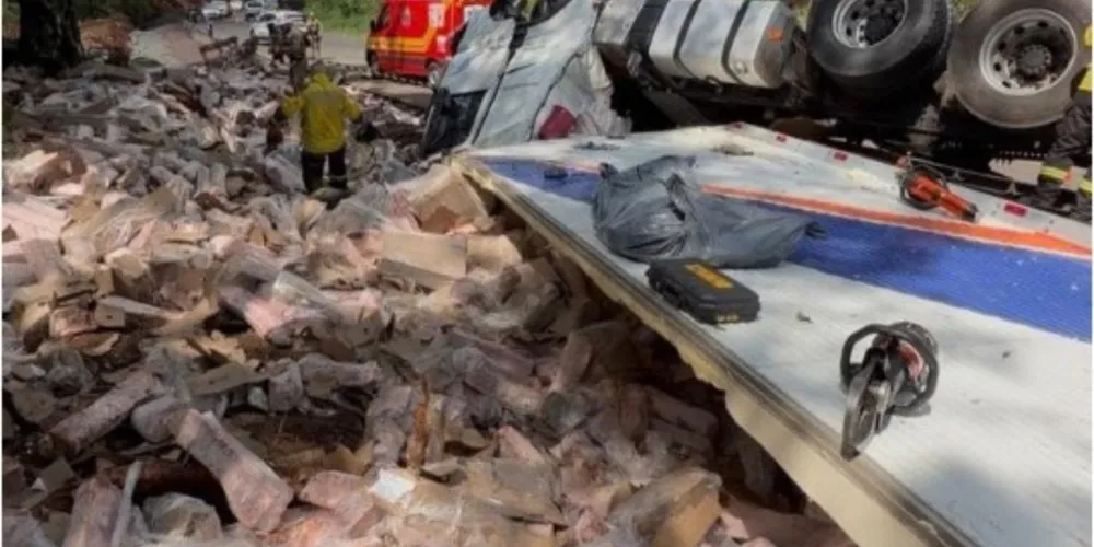 Para retirar o corpo, os bombeiros precisaram remover manualmente parte da carga