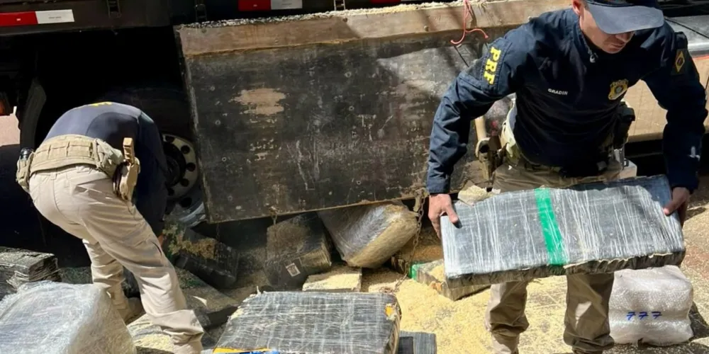 O condutor, de 32 anos, foi detido e encaminhado à Polícia Federal, em Cascavel.