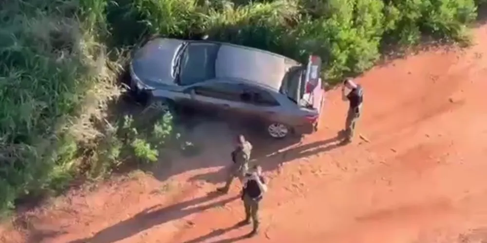 O Corolla rodou na estrada e bateu contra uma área de mata