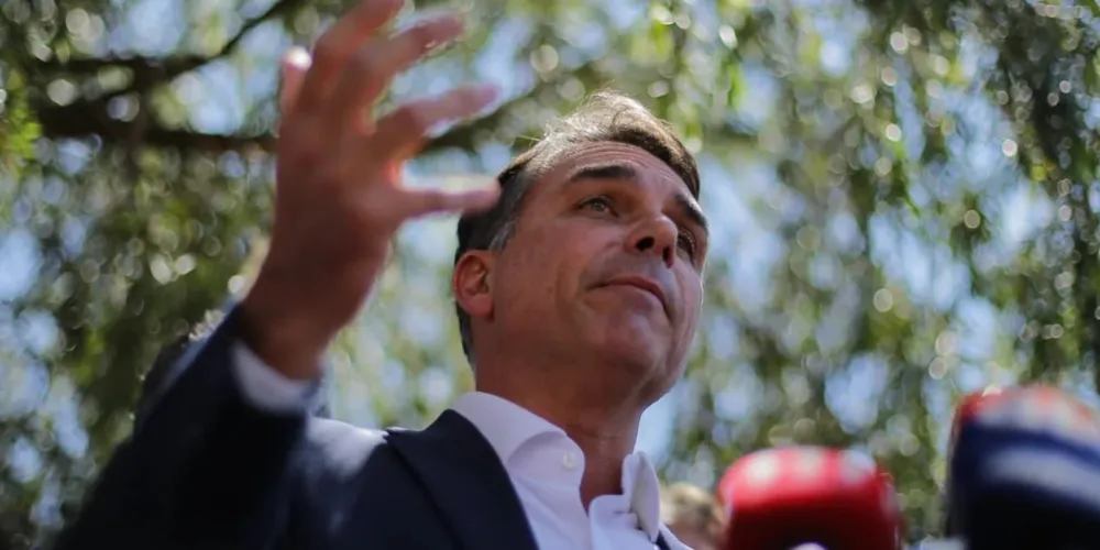 Flávio Bolsonaro (PL) negou que pretende cortar benefícios