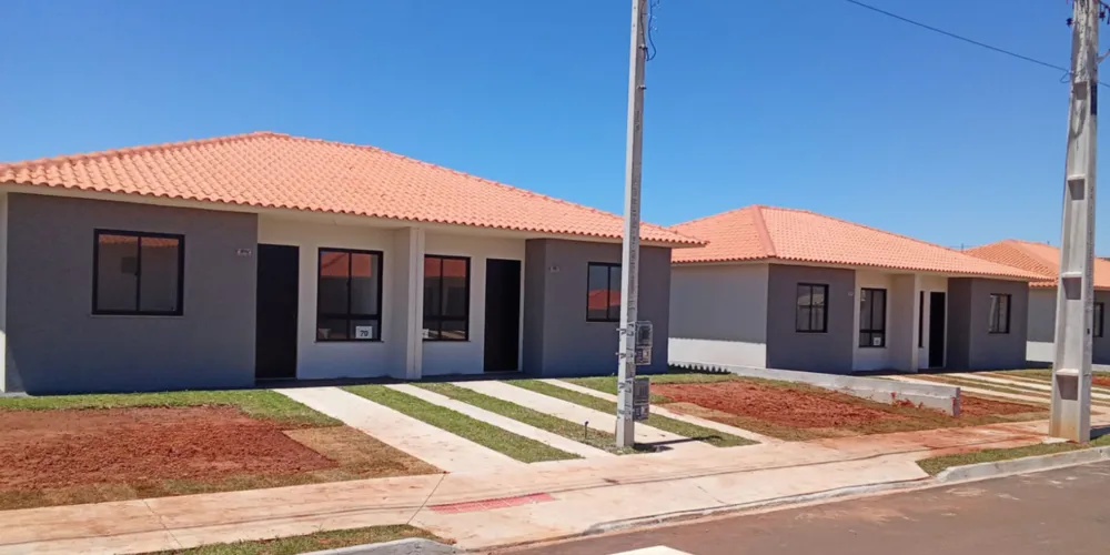 Os imóveis estão construídos em terrenos de 160 metros quadrados, com dimensões de 8 por 20 metros