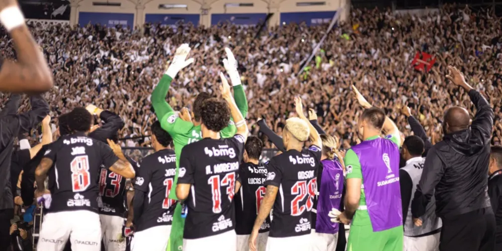 Jogadores do Vasco celebram com a torcida a classificação para a semifinal da Copa Sul-Americana