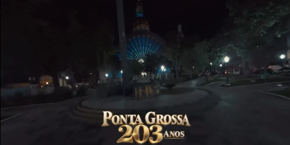 O material audiovisual exibe cartões-postais e pontos emblemáticos locais a partir de uma perspectiva imersiva e em movimento, do alto
