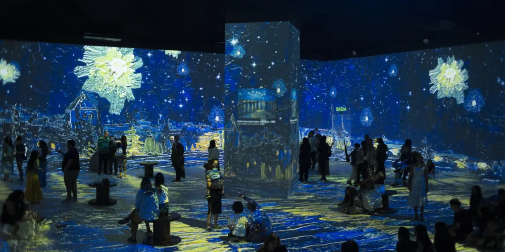 A exposição reúne obras célebres do artista holandês Vincent van Gogh, como Autorretratos, A Noite Estrelada, Quarto em Arles, Girassóis e Amendoeira em Flor