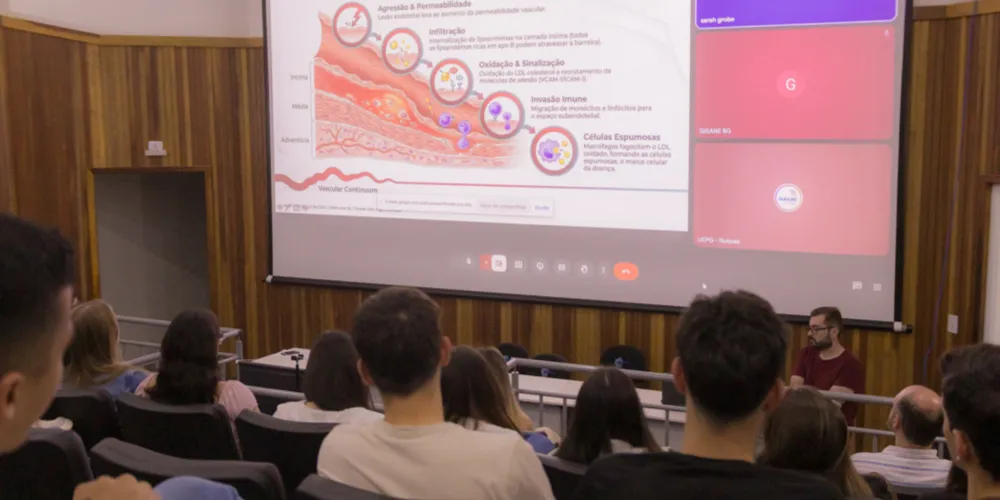 As palestras abordaram a importância do controle do colesterol LDL, da alimentação saudável e da prática de atividades físicas.