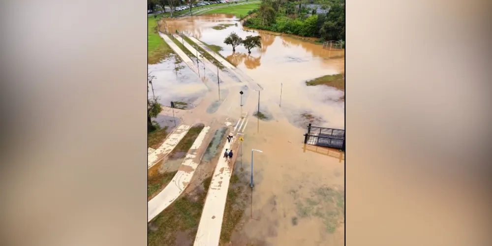 Imagens aéreas mostram o cenário de cheia no parque da capital, afetando pistas de caminhada, ciclovias e áreas de lazer