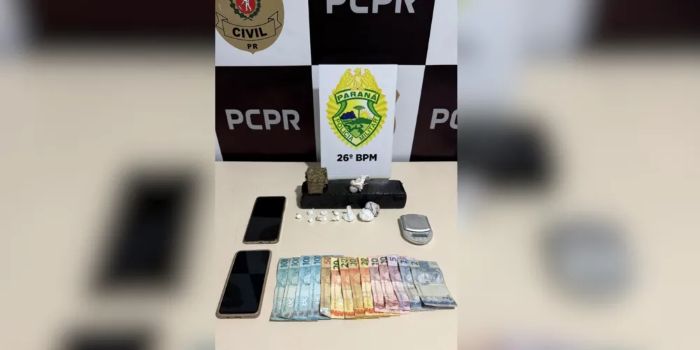 A Polícia Militar encontrou 856,2 gramas de maconha, 22 gramas de cocaína, R$ 559 em dinheiro, dois celulares e uma balança de precisão.