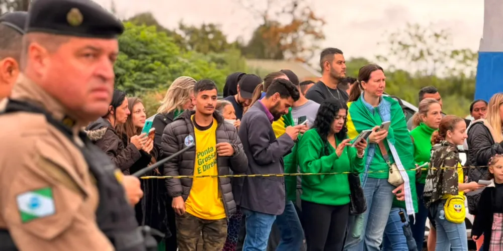Grupo acompanha a movimentação na unidade prisional e, em alguns momentos, grita “Flávio! Flávio! Flávio!”