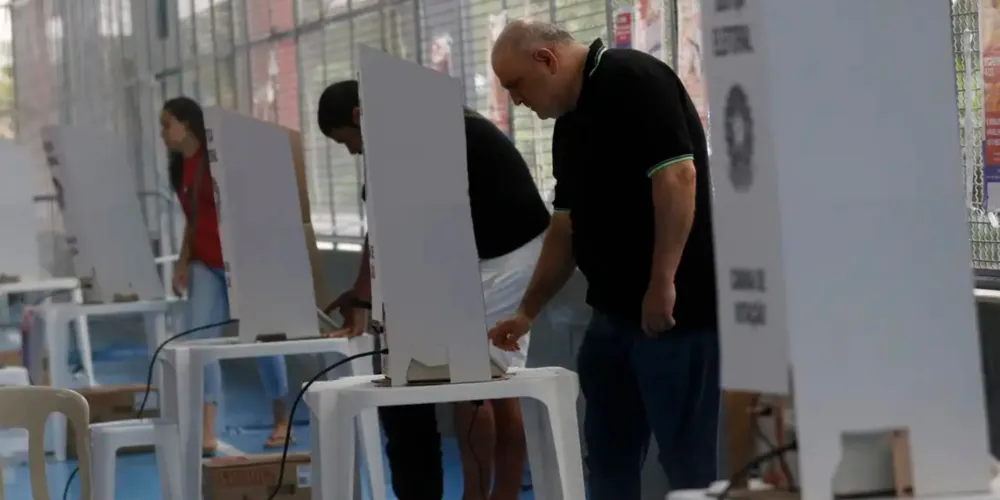 158,7 milhões de eleitores brasileiros vão às urnas para escolher deputados federais, estaduais (ou distritais), senadores, governadores e o presidente da República
