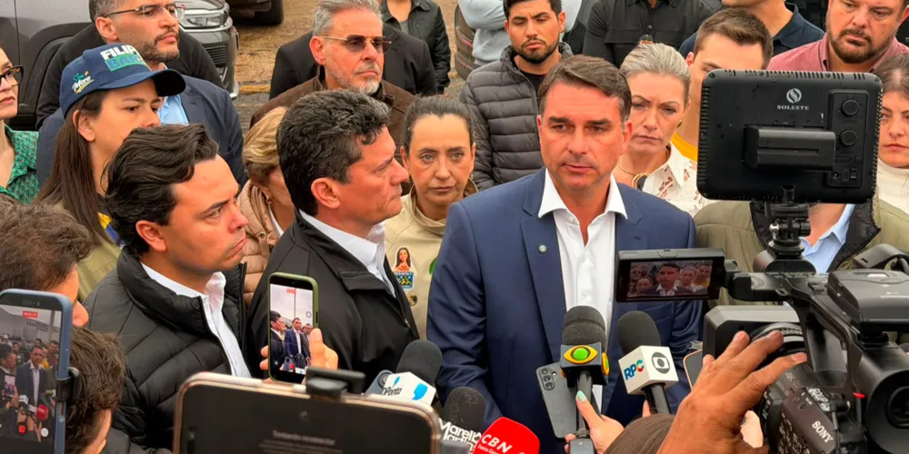 Flávio Bolsonaro (PL) concedeu entrevista à imprensa após visitar Filipe Martins na Cadeia Pública de Ponta Grossa Hildebrando de Souza