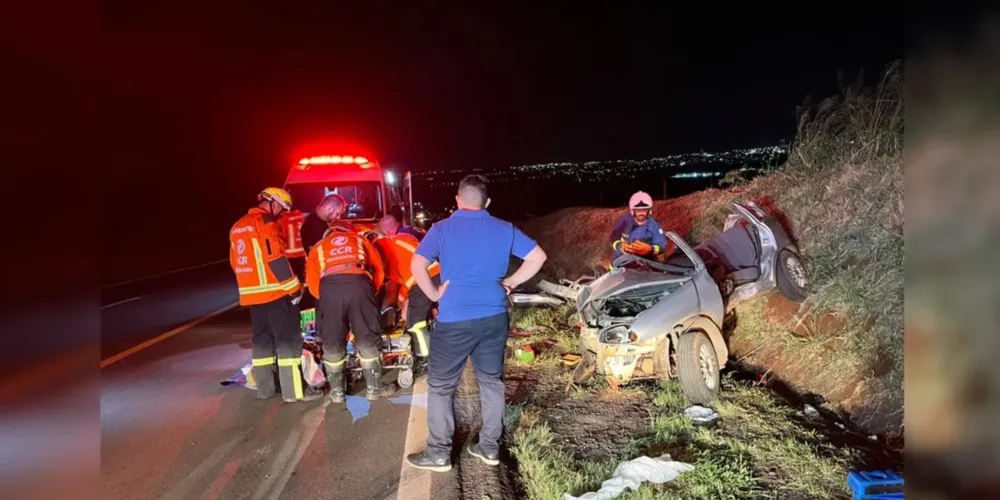 Condutor de Corsa precisou ser retirado pelo veículo pelos socorristas após acidente com van e Citroën C4 em Apucarana