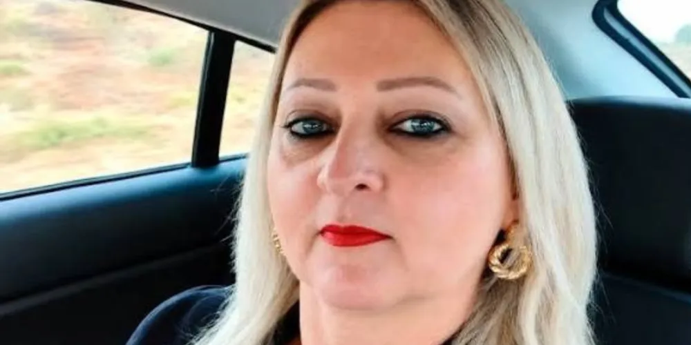 O filho encontrou a mulher sem vida em um dos quartos da residência.