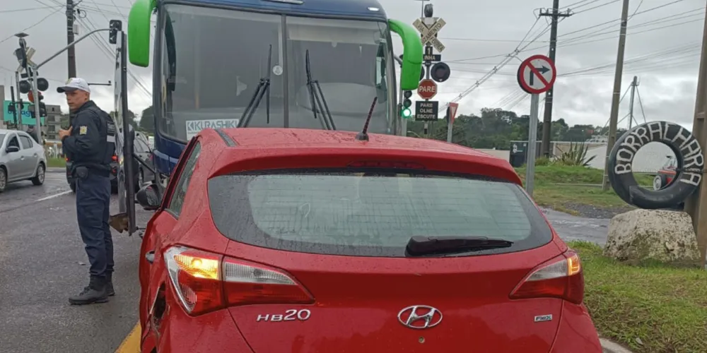 Com o impacto, o HB20 perdeu a trajetória e parou de frente para o ônibus