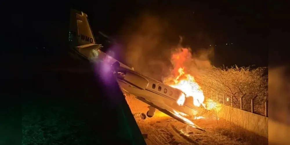 Um jato executivo que transportava o cantor Rey Vaqueiro e outras sete pessoas saiu da pista e pegou fogo durante o pouso na madrugada deste domingo (13)
