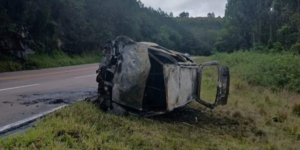 VW/Parati pegou fogo no km 163+900, no trecho do Acesso II