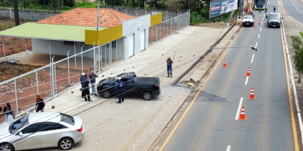 A Companhia Paranaense de Energia foi acionada para verificar as condições do poste atingido.