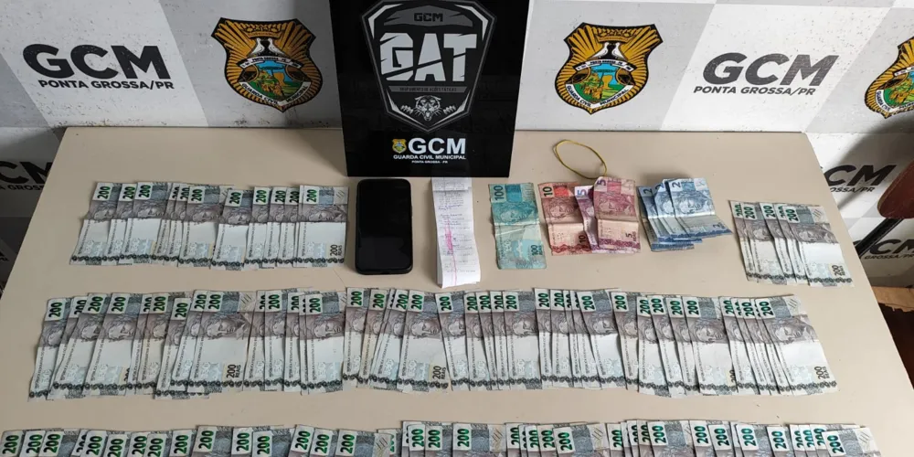 Agentes também encontraram R$ 2.728 em dinheiro com o abordado e outro montante de R$ 17 mil, localizado no porta-luvas do veículo