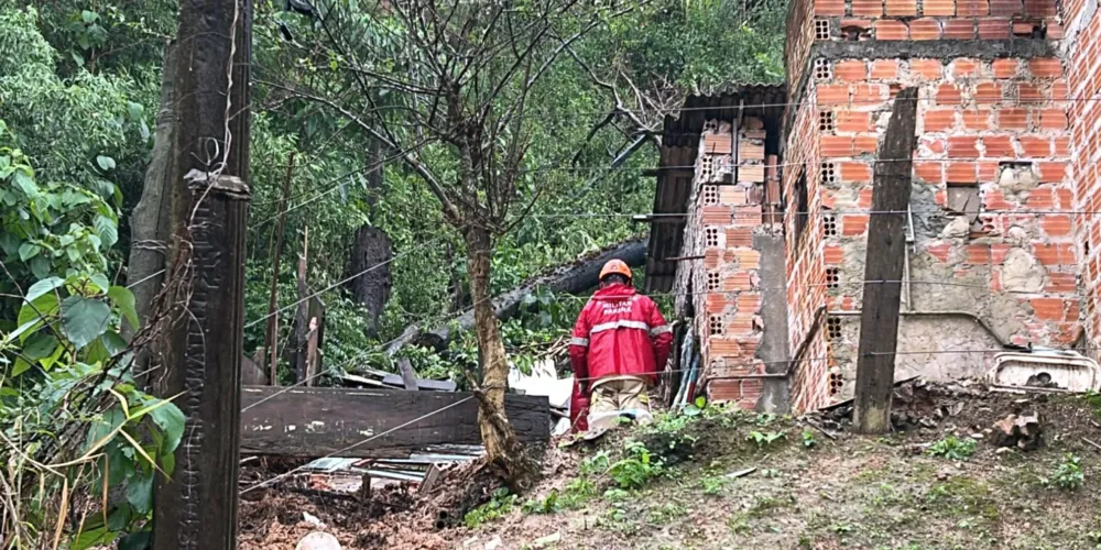 Outras duas pessoas ainda estão soterradas