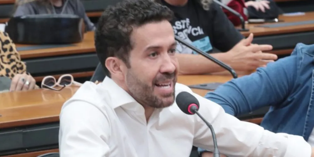O parlamentar está clinicamente estável e permanece sob monitoramento cardíaco contínuo.