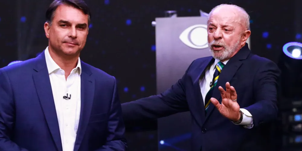 Luiz Inácio Lula da Silva (PT) e Flávio Bolsonaro (PL) participaram de debate no domingo (18)