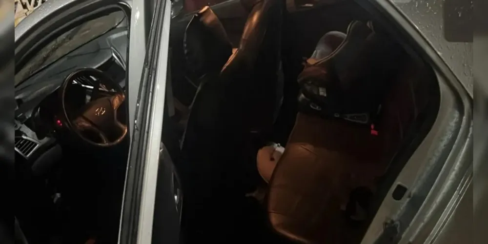 Apesar da ação repentina, a mãe conseguiu tirar a filha de dentro do carro antes de o homem iniciar a fuga
