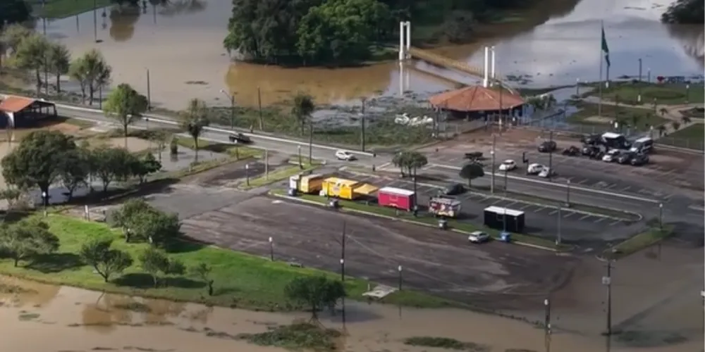 Apesar da vazão constante e do recuo visível nas imagens, a Defesa Civil mantém o monitoramento 24 horas