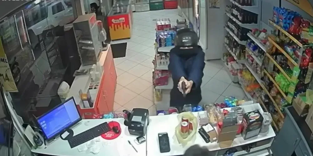 Assaltante efetua disparos durante crime em Santo Antônio