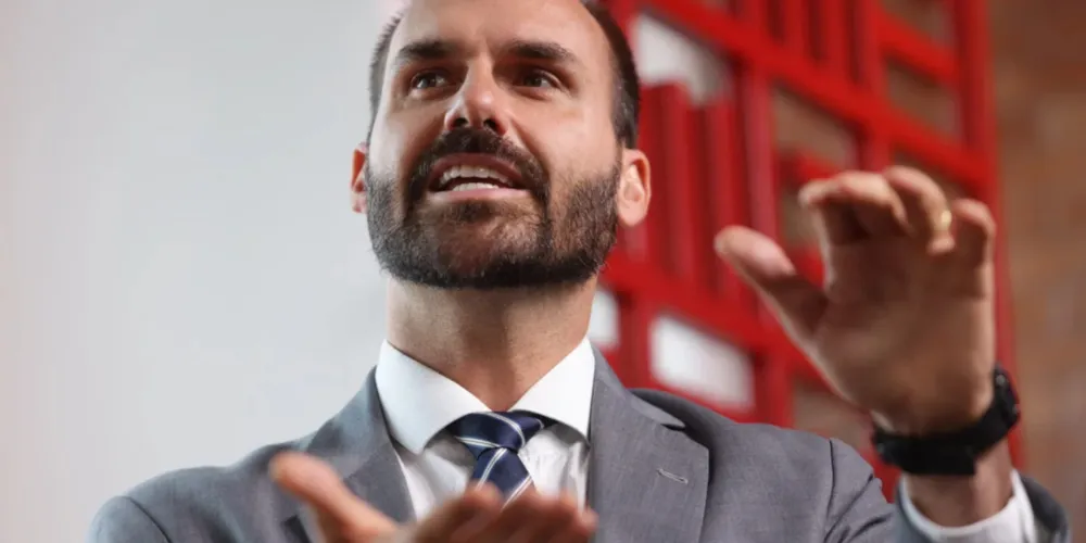 Eduardo Bolsonaro foi condenado por publicações feitas em 2021 sobre projeto de distribuição de absorventes