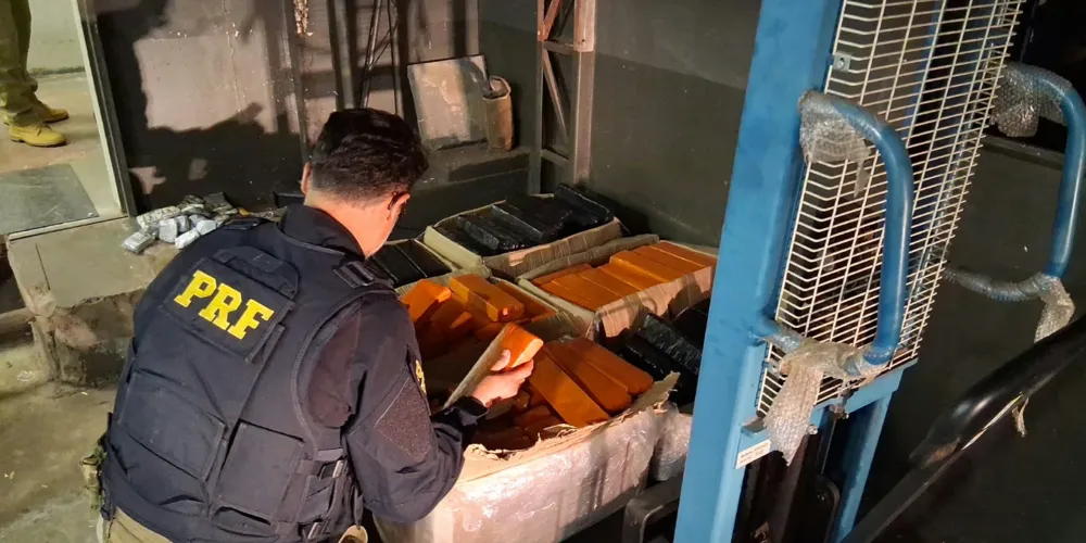 A PRF apreendeu quase 250 kg de maconha, 3 kg de haxixe, cerca de 300 caixas de cigarros contrabandeados