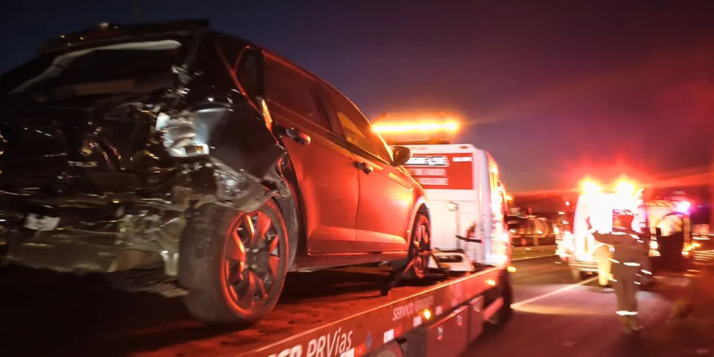 Motorista freou devido a fila de acidente anterior; condutora teve ferimentos leves e foi hospitalizada.