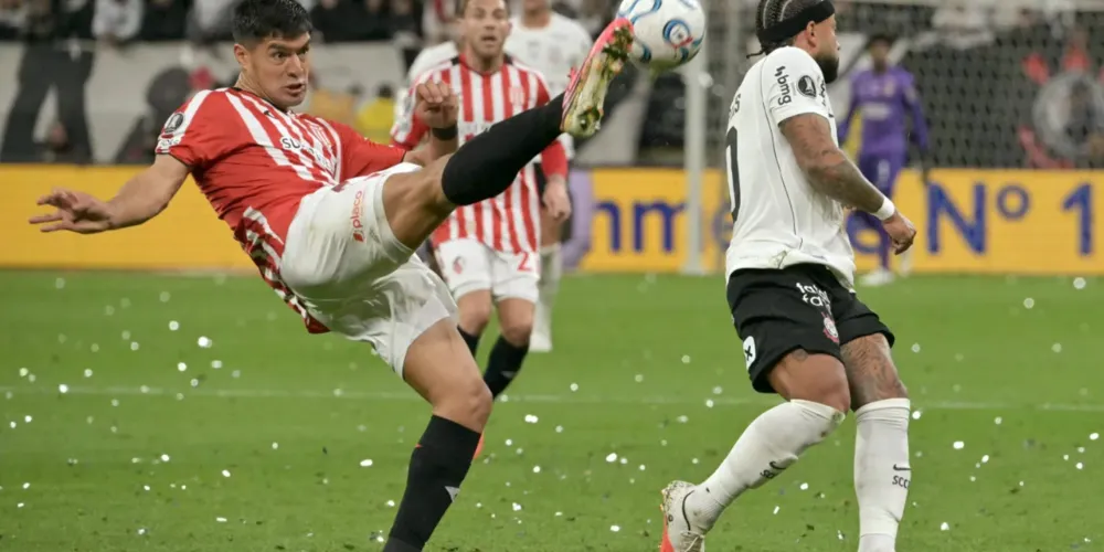 O Timão ainda teve a chance de empatar aos 55 da etapa final, mas Memphis Depay isolou cobrança de pênalti
