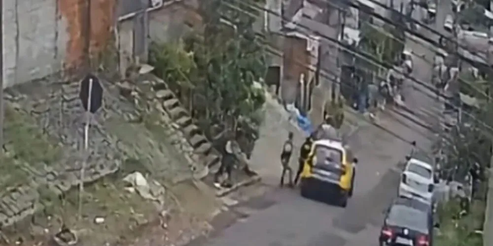 Viatura da Polícia Militar do Paraná desce ladeira