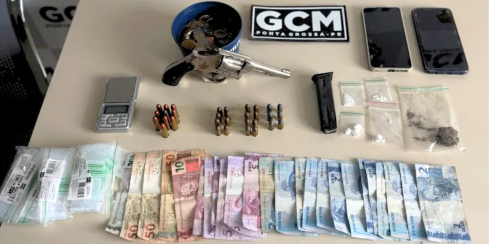 A ocorrência culminou na constatação dos crimes de tráfico de drogas e posse ilegal de arma de fogo.