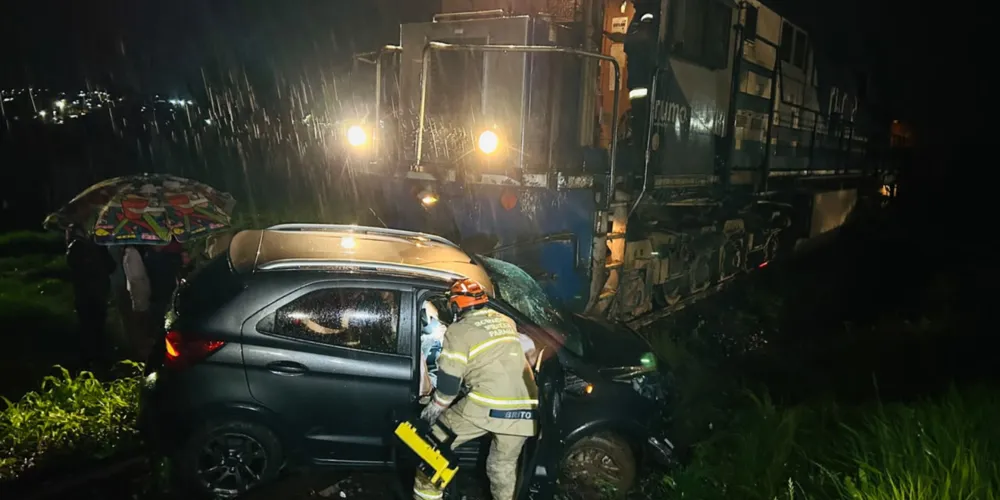 Carro é atingido por trem e motorista fica preso nas ferragens em PG