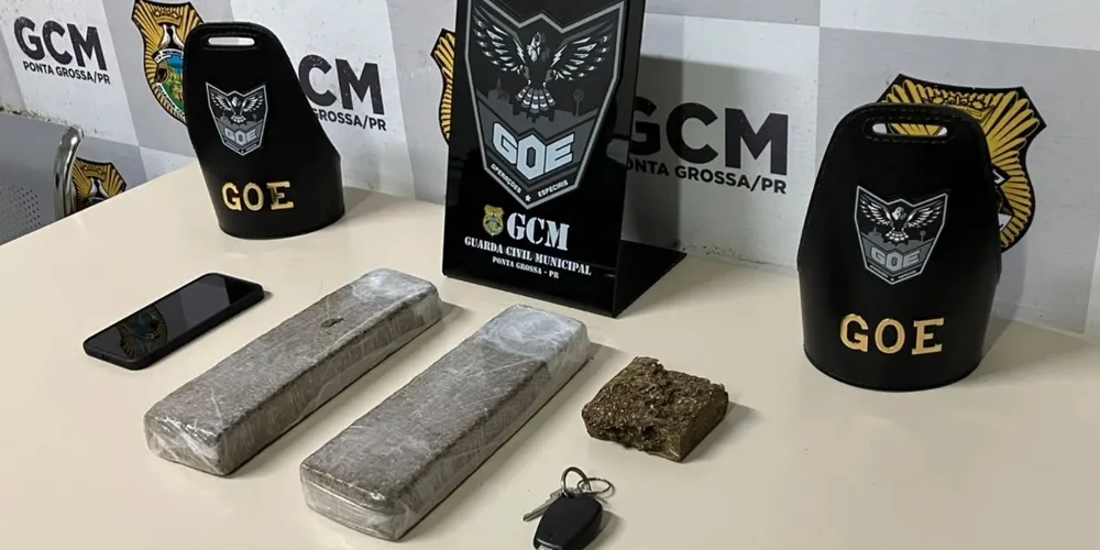 2,5 kg de maconha foram encontrados no banco do passageiro
