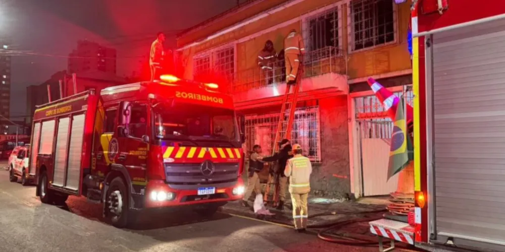 Incêndio aconteceu na Travessa da Lapa entre a Avenida Sete de Setembro e Avenida Visconde de Guarapuava