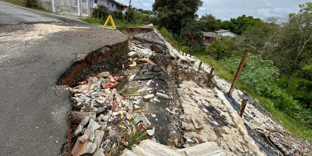 O local apresenta vários problemas devido a uma erosão