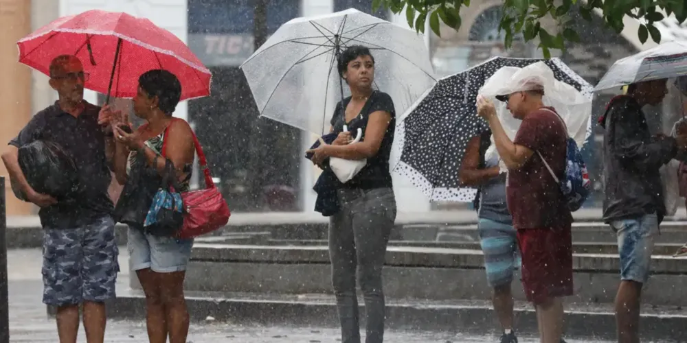 A temperatura mínima na região, entre as capitais, será de 12°C em Porto Alegre e a máxima de 23°C em Curitiba