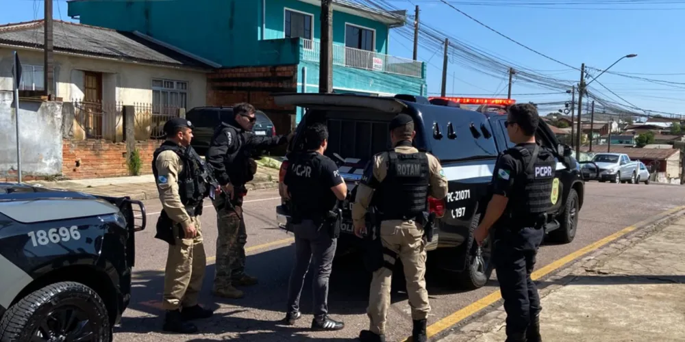 Os investigados já possuem condenações pelos crimes de roubo, porte ilegal de arma de fogo, invasão de domicílio, tráfico de drogas, receptação e furto