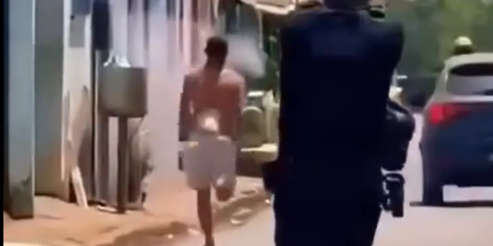O suspeito saiu correndo pelas ruas próximas ao hospital vestindo apenas bermuda e com um curativo nas costas
